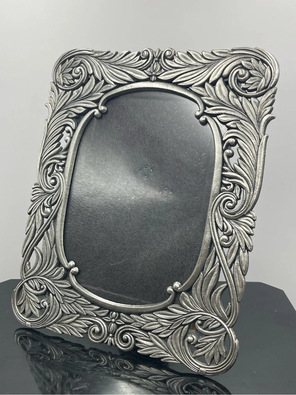 Vintage Ornate Silver Tone Metal Picture Frame w/ 5x7 Oval Opening Acanthus Leaf